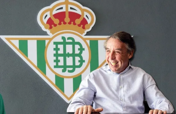 Emilio Azcárraga y escudo del Betis/Foto Jaen en Juego.
