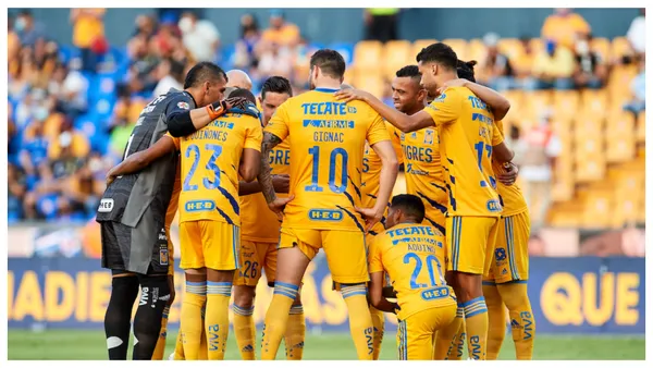 Equipo de Tigres reunido en la cancha( Foto: www.tigres.com.mx)