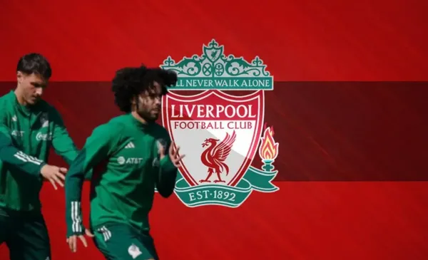 Escudo de Liverpool, a la izquierda, jugadores mexicanos calientan (Fuente: Nación Fútbol)