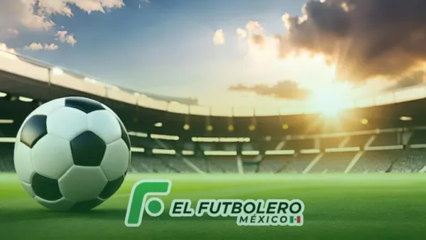 Estadio de futbol con balón | Foto: Freepik