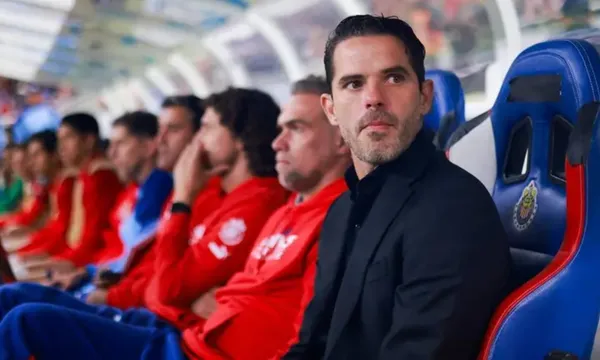 Fernando Gago sentado en la banca de suplentes de Chivas / TUDN
