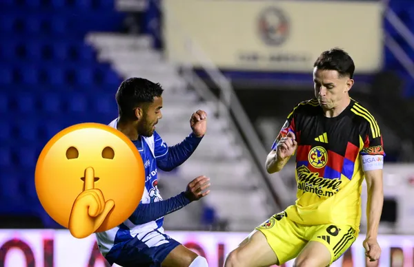 Futbolistas disputando balón y emoji a su lado/ Foto La Afición.