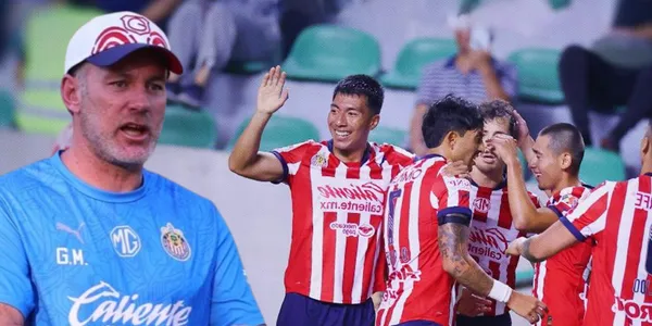 Gabriel Milito junto a futbolistas de Chivas / FOTO AYM SPORTS