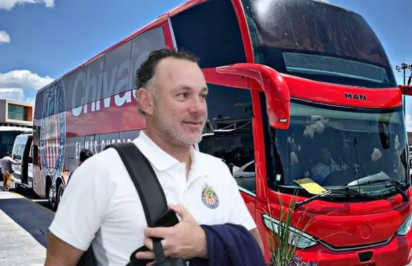 Gabriel Milito y autobús de Chivas/ Foto Vendo Autobúses.