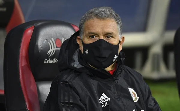Gerardo Martino no está pasando un buen momento como entrenador de México, tras las 2 humillaciones sufridas ante los Estados Unidos en las finales de la Nations League y la Copa Oro. Para colmo, deberá perderse el partido ante Costa Rica por una operación.