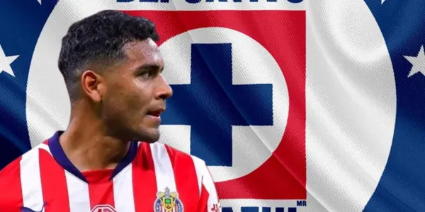 Gilberto Sepúlveda junto al escudo de Cruz Azul / FOTO DEBATE