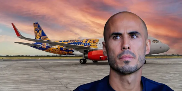 Guido Pizarro junto al avión de Tigres / FOTO GETTY IMAGES