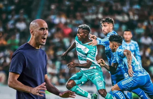 Guido Pizarro y futbolistas en partido/Foto Santos.