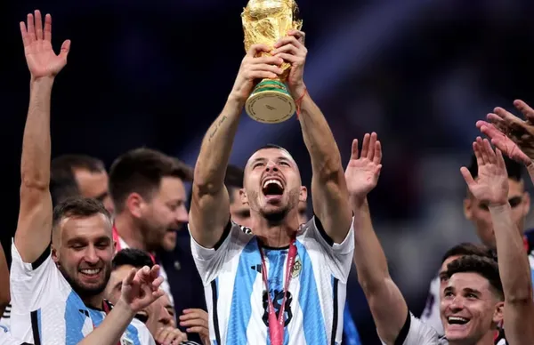 Guido Rodríguez levantando copa del mundo/ Foto Olé.