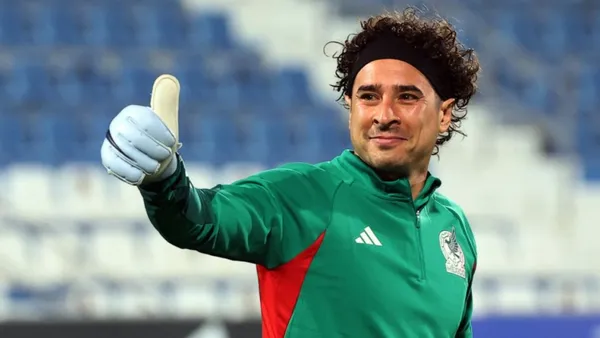 Guillermo Ochoa con el buzo de la Selección Mexicana. (Foto: Al Majalla)
