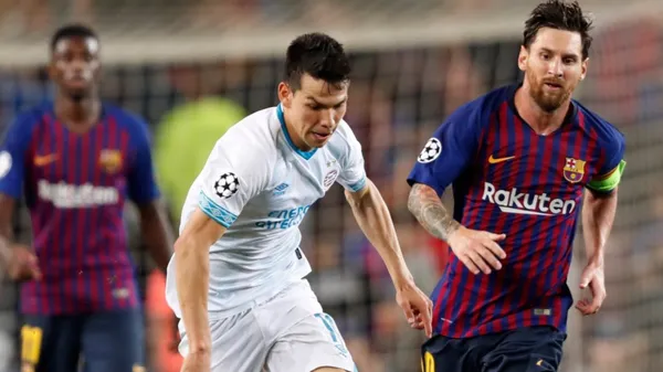 Hirving Lozano le gana un balón a Lionel Messi (Fuente: Bolavip)