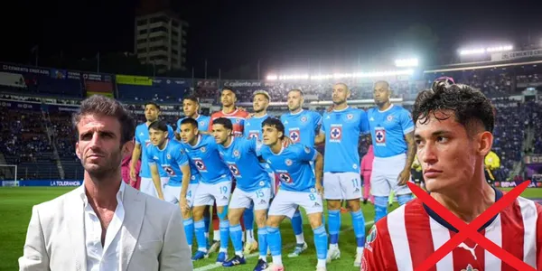 Iván Alonso y Chiquete con jugadores de Cruz Azul/FOTO: X Cruz Azul