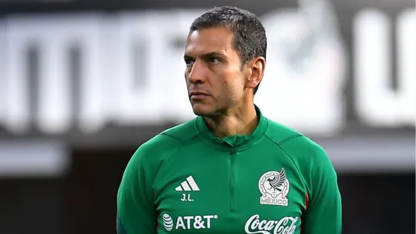 Jaime Lozano con el buzo de la Selección de México. (Foto: SportsMedia)