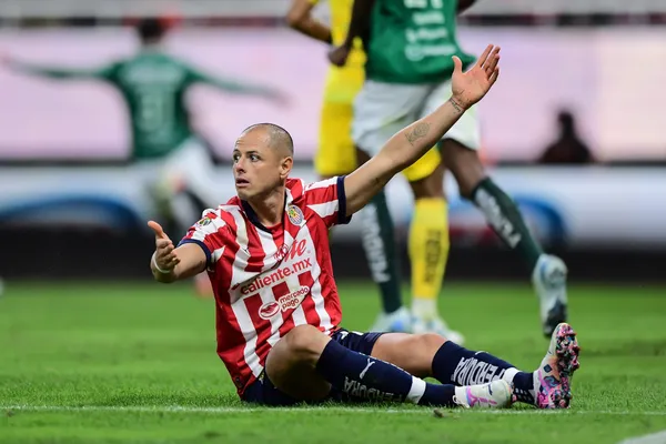 Javier Hernández en un partido de Chivas (Foto: Mexsport)