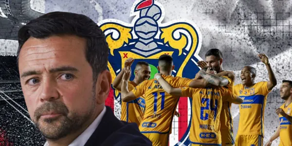 Javier Mier junto a futbolistas de Tigres / FOTO OVACIONES