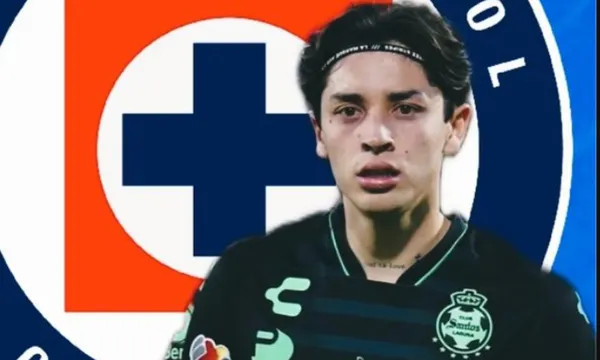 Jordan Carrillo con el escudo de Cruz Azul de fondo (Fuente: Somos la Reta)