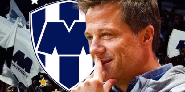 José Antonio Noriega junto al escudo de Rayados / FOTO SOY FUTBOL