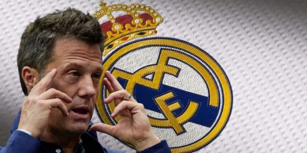 José Antonio Noriega junto al escudo del Real Madrid