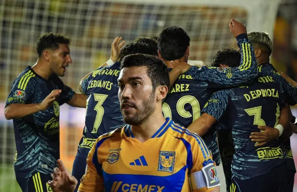 Juan Pablo Vigón y jugadores del América/Foto La Afición.