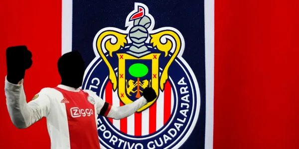 Jugador incógnito del Ajax junto al escudo de Chivas / FOTO X