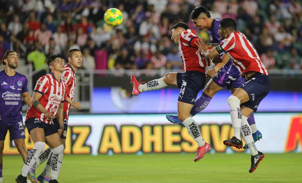 Jugadores de Chivas pelean pelota por aire (Fuente: Mexsports)