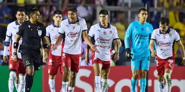 Jugadores de Chivas reclamándole al árbitro central / FOTO TV AZTECA