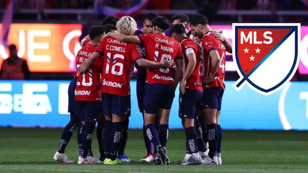 Jugadores de Chivas y el logo de la MLS