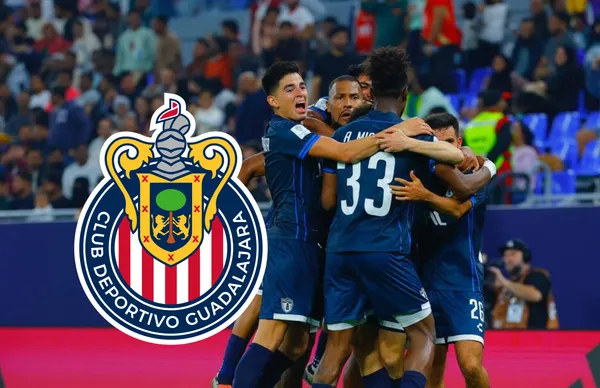 Jugadores de Pachuca y escudo de Chivas/Foto Tuzología o Pachuca.