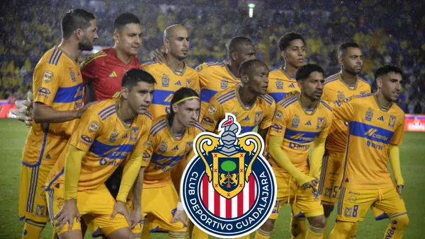 Jugadores de Tigres y el Escudo de Chivas
