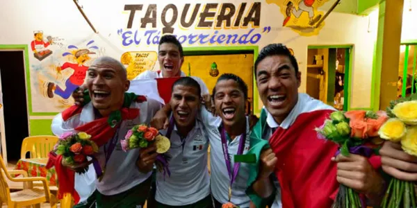 Jugadores del Tri en taquería / FOTO FUTBOL TOTAL