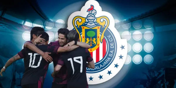 Jugadores del Tri junto al escudo de Chivas / FOTO SOPITAS