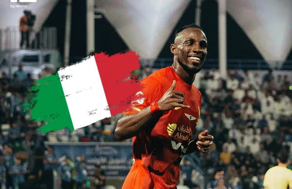 Julián Quiñones y bandera de Italia/ Foto Al-Qadisiyah.