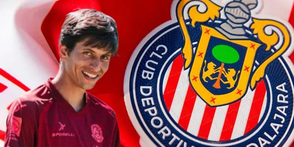 Jürgen Damm junto al escudo de Chivas / FOTO ROOTS BLOG