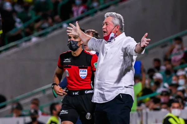 Los aficionados de Chivas no están conformes con el trabajo realizado por los de Víctor Manuel Vucetich este año, ya que en el Guard1anes 2021 terminó de la peor manera, y de los últimos 10 partidos en el Akron solo ha ganado 2. Conoce cuáles son las principales demandas de los fanáticos.