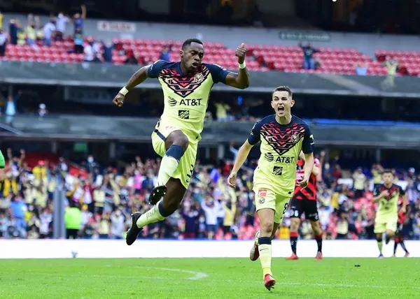 Los fanáticos de las Águilas ovacionaron a Renato Ibarra en su regreso al campo de juego. Esta fue la reacción de sus compañeros, tras volver al Azteca.