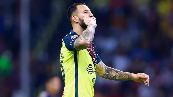 Los futbolistas alzaron el trofeo.