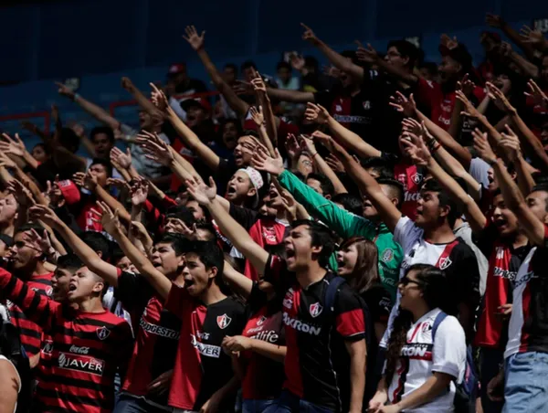 Los grupos de animación volvieron a aparecer en el Estadio Jalisco.