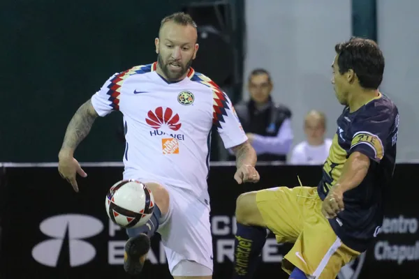 Los jugadores vistieron la camiseta azulcrema.