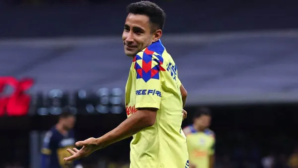 Luis Fuentes con la playera del América