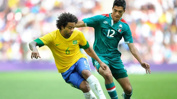 Marcelo disputa un balón con Raúl Jiménez (Fuentes: ESPN)