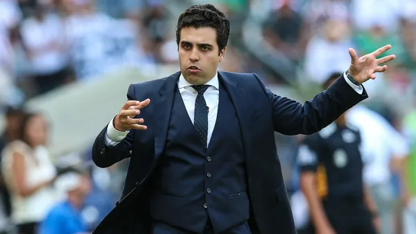 Marcelo Michel Leaño dirigiendo al Club Deportivo Guadalajara (Foto: Milenio)