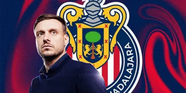 Martín Anselmo junto al escudo de Chivas / FOTO MEDIOTIEMPO