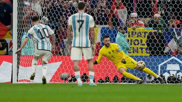 Messi en un penal vs Francia