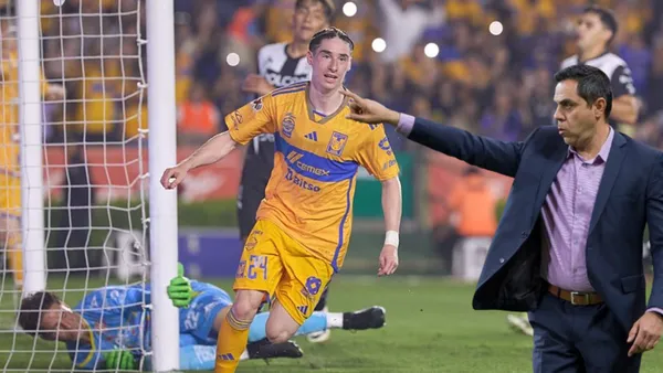 Miguel Fuentes y jugadores del Tigres v s Necaxa Foto: Marca