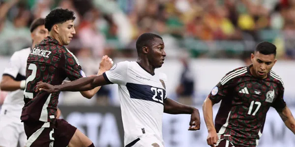 Moisés Caicedo disputando el balón con Jorge Sánchez (Fuente: Getty Images)