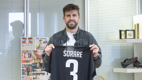 Muchas historias hay de jugadores que consiguieron salir de la pobreza gracias al fútbol, pero en este mundo también existen los que ya tenían dinero antes de convertirse en estrellas de clase mundial, haciendo que firmar contratos millonarios solo acrecentará más sus bolsillos.