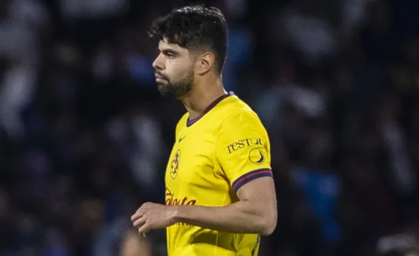 Néstor Araujo sale a calentar al campo de juego (Fuente: Mexsports)