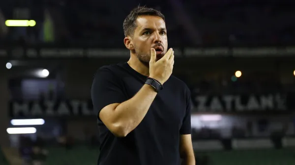 Nicholas Larcamón preocupado durante el partido entre Mazatlán y Cruz Azul