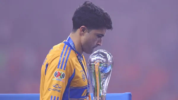 Nicolás Ibáñez recibiendo la medalla de 2do lugar ante Toluca