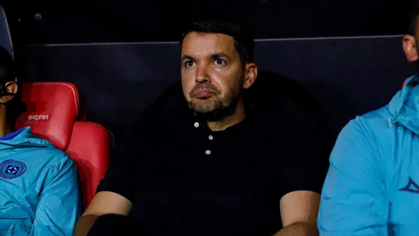 Nicolás Larcamón en la banca técnica de Cruz Azul